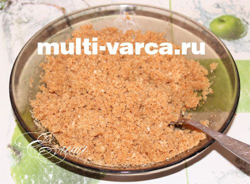 змішаємо масло з крихтою з печива для приготування чізкейку в мультиварці